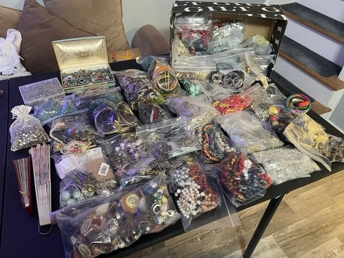 1000+- COSTUME JEWELRY Huge Lot Vintage to Modern (no Name) See Pics!