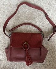 Borsa a tracolla Clarks in pelle bordeaux con patta scamosciata nappa