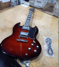 Second-hand electric guitar with damaged headstock. Low price available.