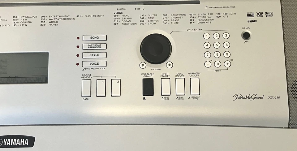 Teclado electrónico piano de cola portátil Yamaha DGX-230 76 teclas con soporte Foto 3 de 4