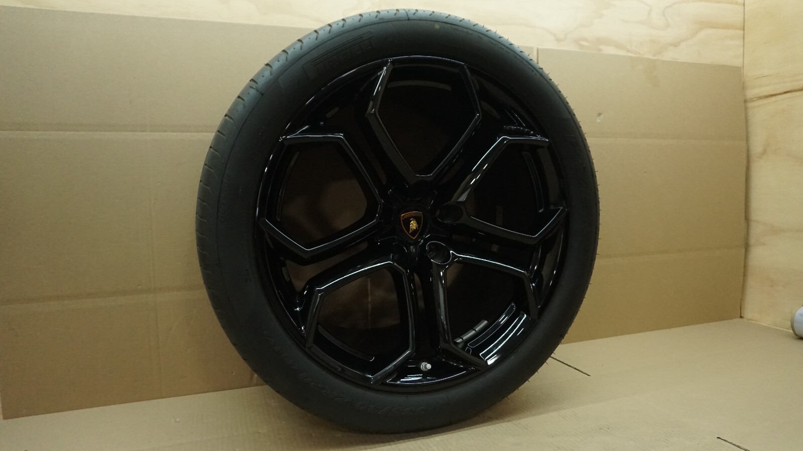 LAMBORGHINI AVENTADOR LP700 20"x12" REAR WHEEL RIM & TIRE  OEM 470601025A