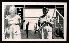 OLD WOMAN LADIES FISHERMEN FISH STRINGER OLD/VINTAGE PHOTO SNAPSHOT- D952