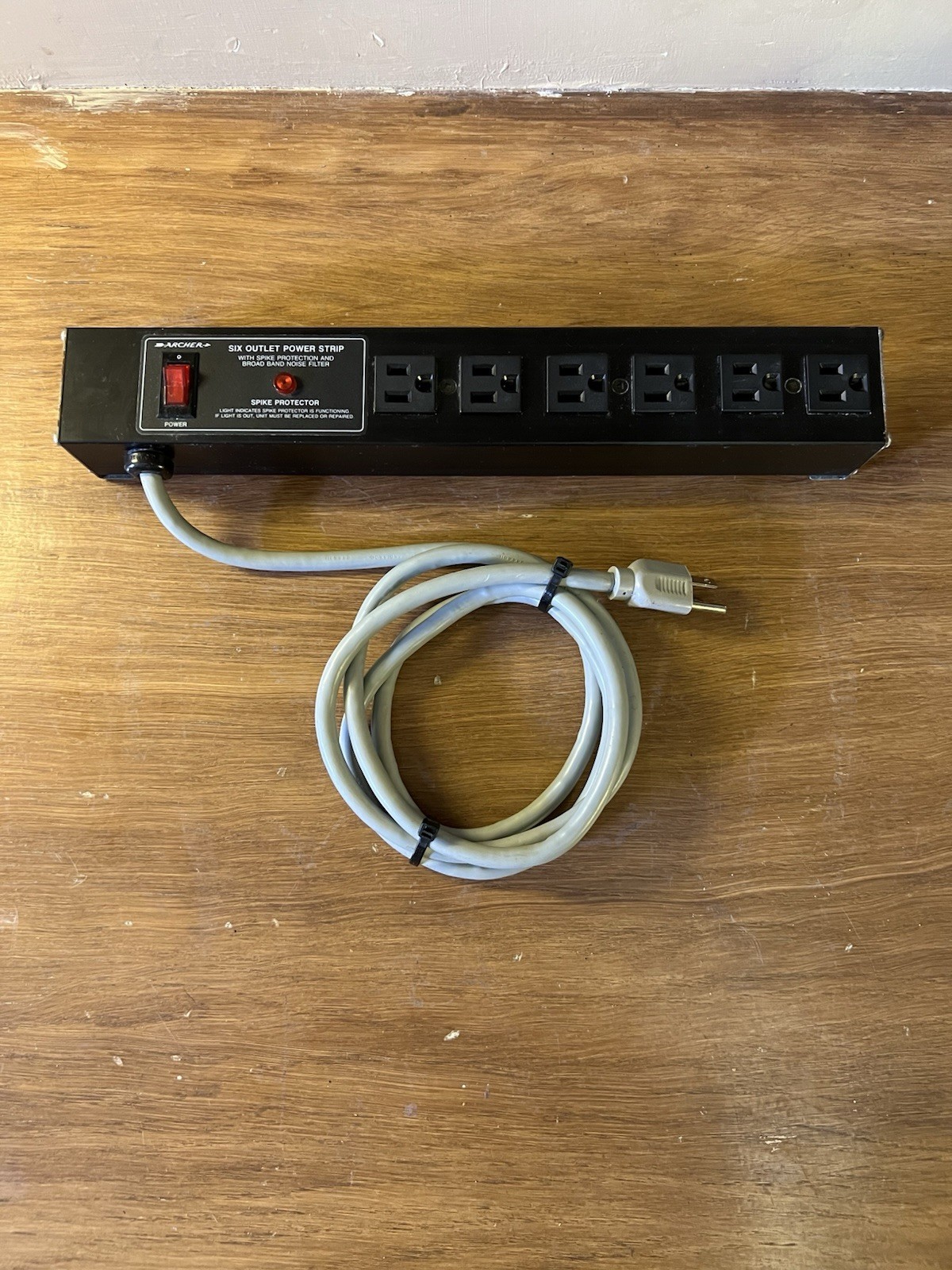 Great Condition! Archer Six 6 Outlet Power Strip with Spike Protector