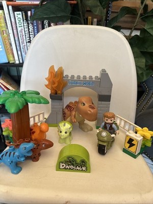 LEGO DUPLO Jurassic World T. rex and Triceratops Dinosaur Breakout (10939) READ