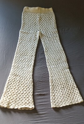 Vintage 1960er 1970er Jahre handgefertigte gehäkelte cremefarbene Fackeln ausgestellte Hose klein Retro