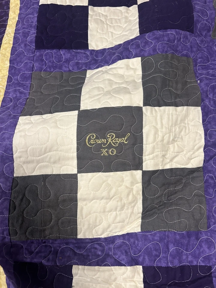 Edredón Crown Royal & Crown Royal XO cosido a mano (87,5” X 72") (acolchado a máquina) Foto 3 de 4