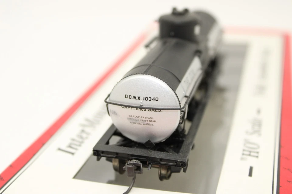 InterMountain HO Scale DOW Chemical Type 10K Gallon 27 Riveted Tank Car #10340 - Image 4 of 4