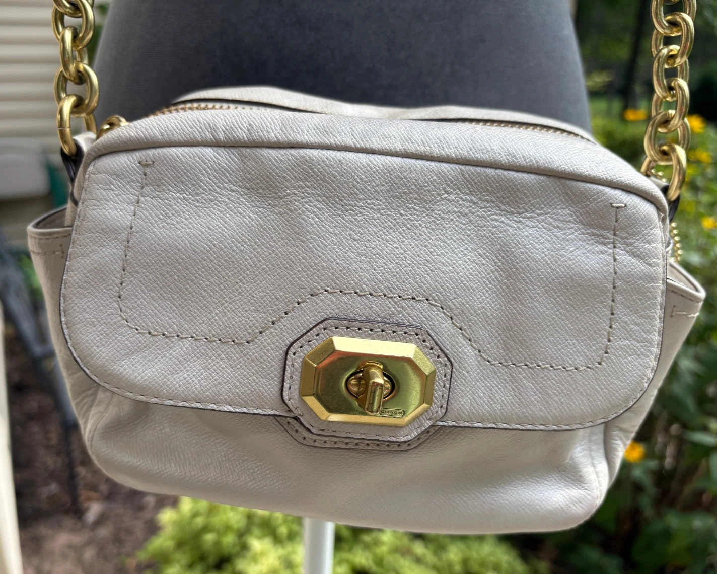 Borsa a tracolla Coach Campbell Turnlock in pelle avorio per fotocamera F24843