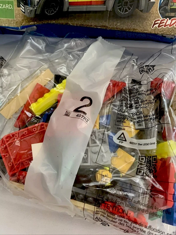 LEGO CITY Fire Brigade 60321 Conjunto APOSENTADO com 7 Mini-Figuras, Placas de Estrada, Gatos - Imagem 3 de 4