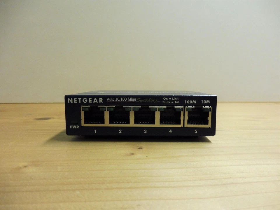 NetGear FS 105 Switch 100 Mbit/Sekunde unverwalteter Ethernet Switch mit 5 Ports - Bild 2 von 4