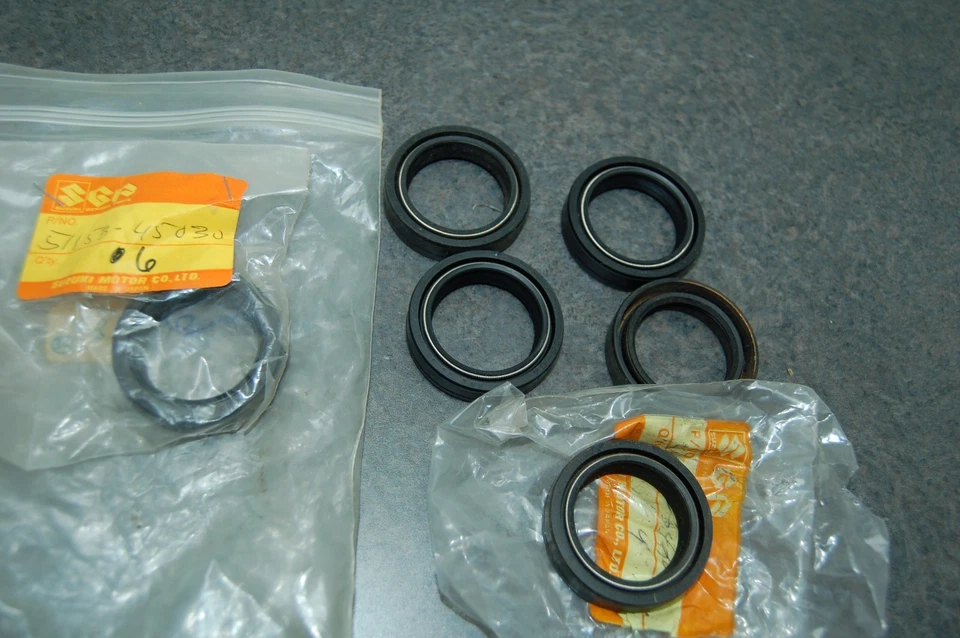 6 NOS Original Suzuki 51153-45030 Horquilla Sello Aceite GT750 GT550 RE5 GS550 GS650 NUEVO Foto 3 de 3