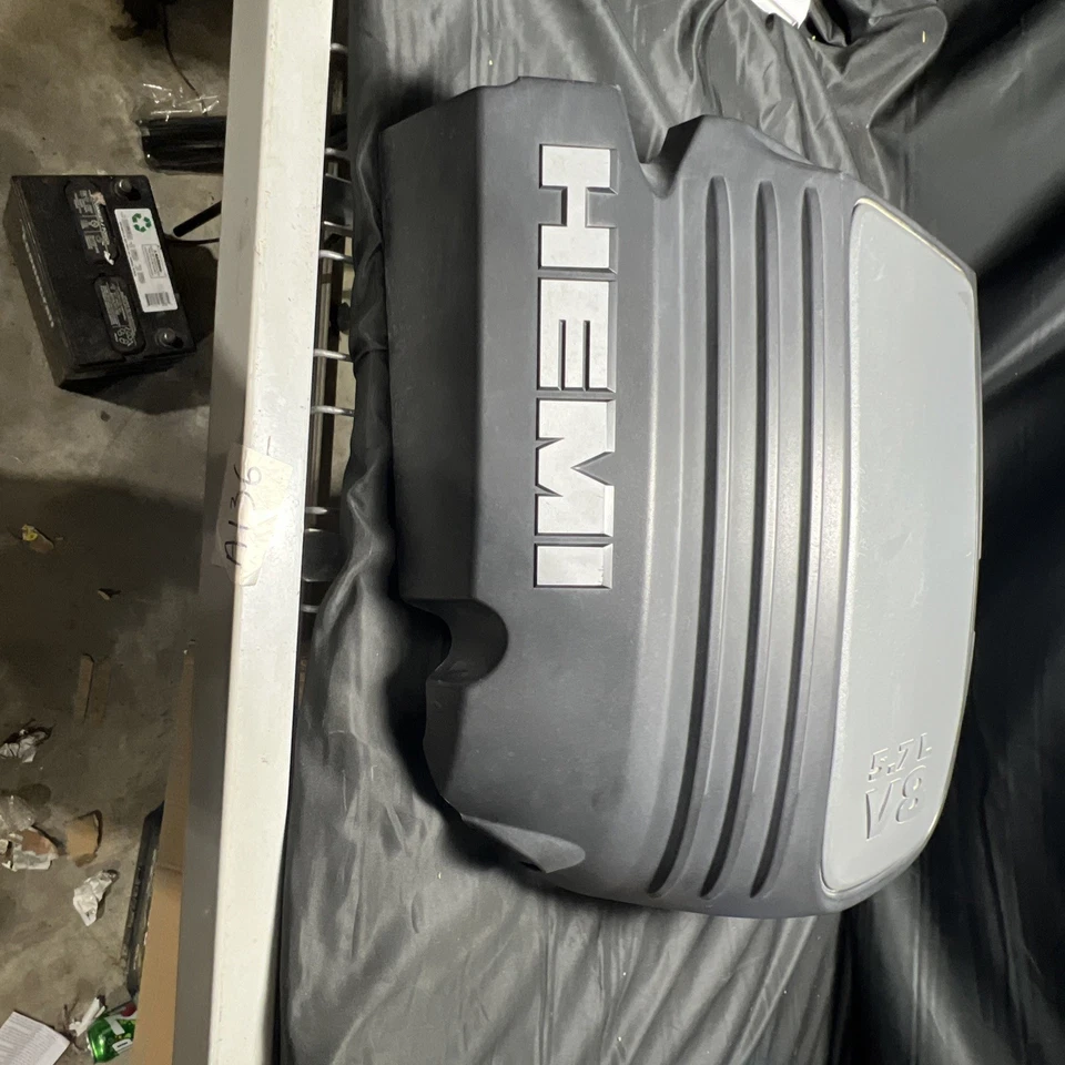 2006 - 2010 Chrysler 300 HEMI 5.7L V8 Engine Cover Black & Silver OEM Daytona - Image 4 of 4