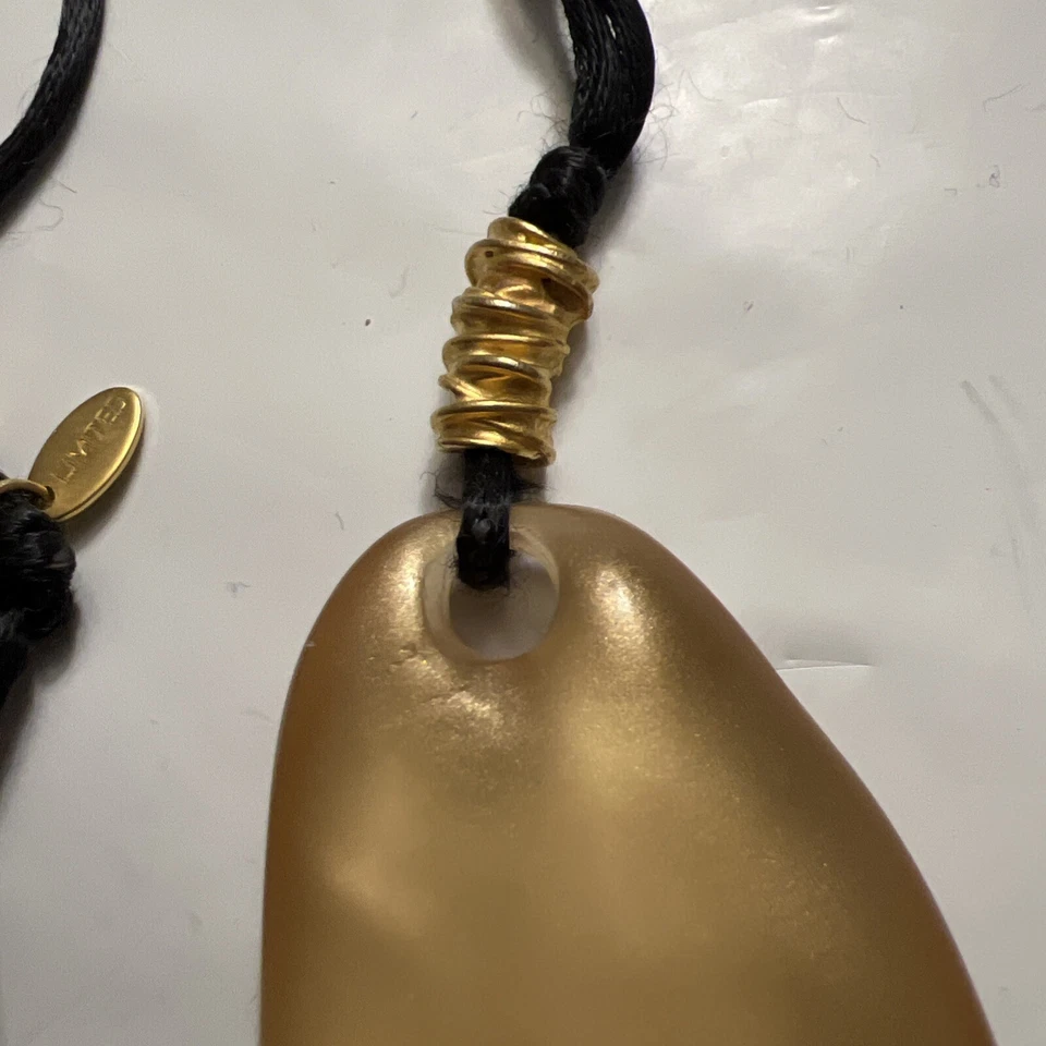 "Collar colgante The Limited Lrg color ámbar mate satinado tono dorado 36"" cordón negro" Foto 4 de 4