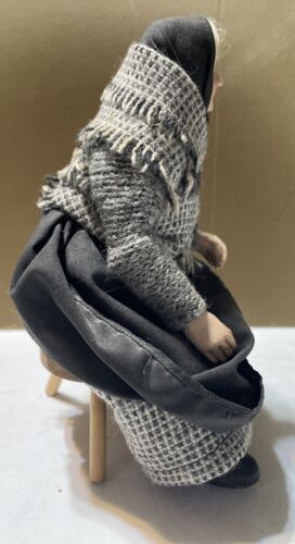 Muñeca HIGHLAND CHARACTER vieja abuela sentada en un taburete - rara difícil de encontrar - Imagen 4 de 6