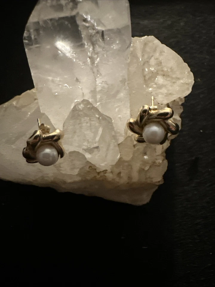 14k Gold Pearl Flower Earrings Yellow Gold Pearl Stud Earrings 0.5 Grams — 第 3/4 张图片