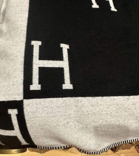H HOME CASHMERE MONOGRAM BLANKET / THROW GIFT - Picture 3 of 8
