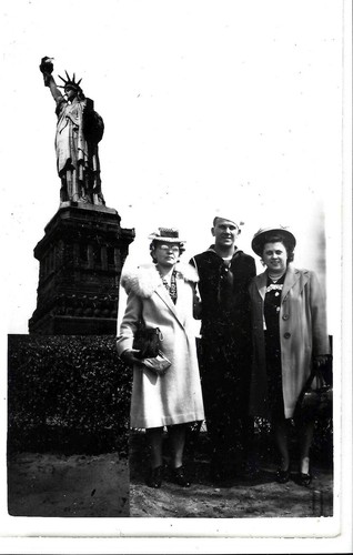 CARTOLINA VINTAGE 1944 RPPC NEW YORK CITY NY MARINAIO 2 DONNE STATUA DELLA LIBERTÀ WW II - Foto 2 di 3