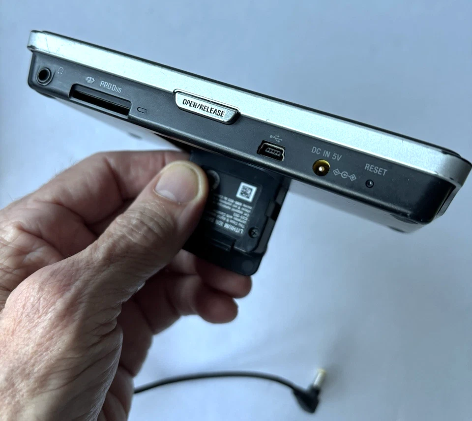 SONY nav-u NV-U83T GPS 4.3" Widescreen w/ Car Adapter Power Cord XADC3 bundle - Image 2 of 4