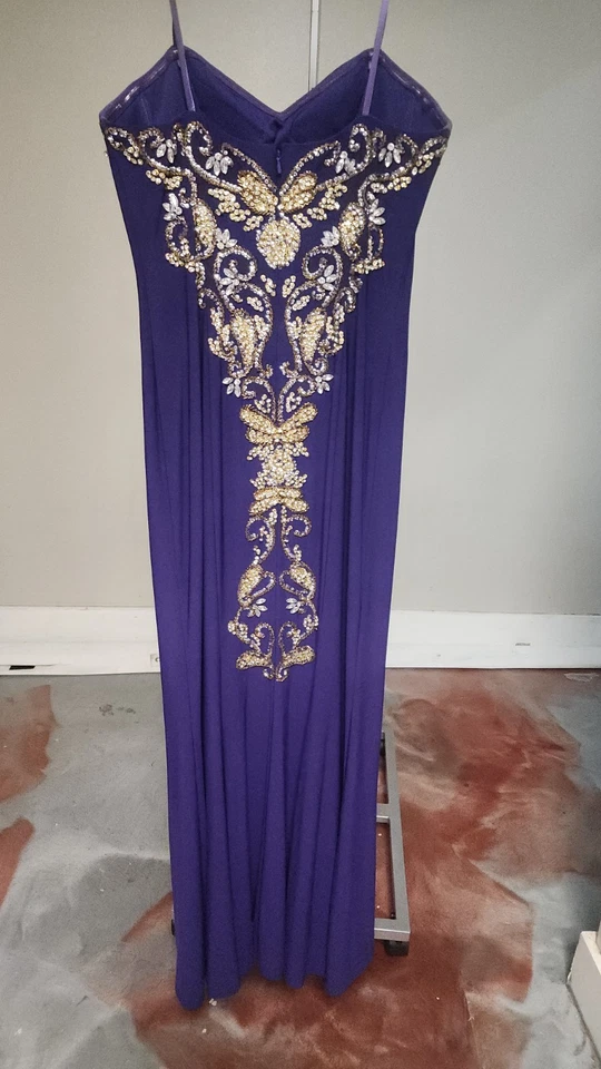 Vestido largo púrpura con cuentas, ideal para cualquier ocasión formal, usado para Mardi Gras Foto 3 de 4