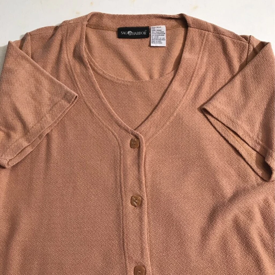 Cardigã feminino Sag Harbor suéter marrom manga curta gola V botão G - Imagem 2 de 4