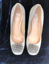 Neu Wildleder Trachtenpumps Gr. 39 grau fabr, mit Schmuck,  Marke Bata insolia