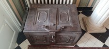 Grand et lourd coffre fort de voyage 18e siècle dit coffre de Nuremberg