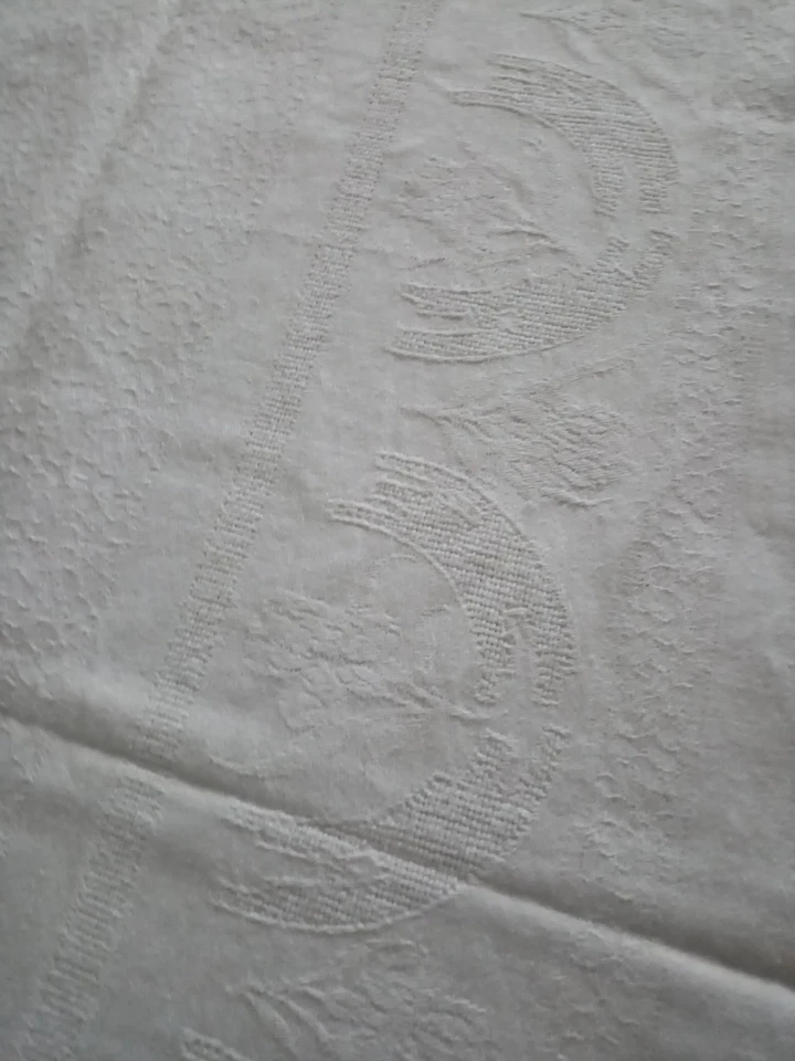 Linge de table. Une nappe et 12 serviettes en damassé. - Photo 4/4