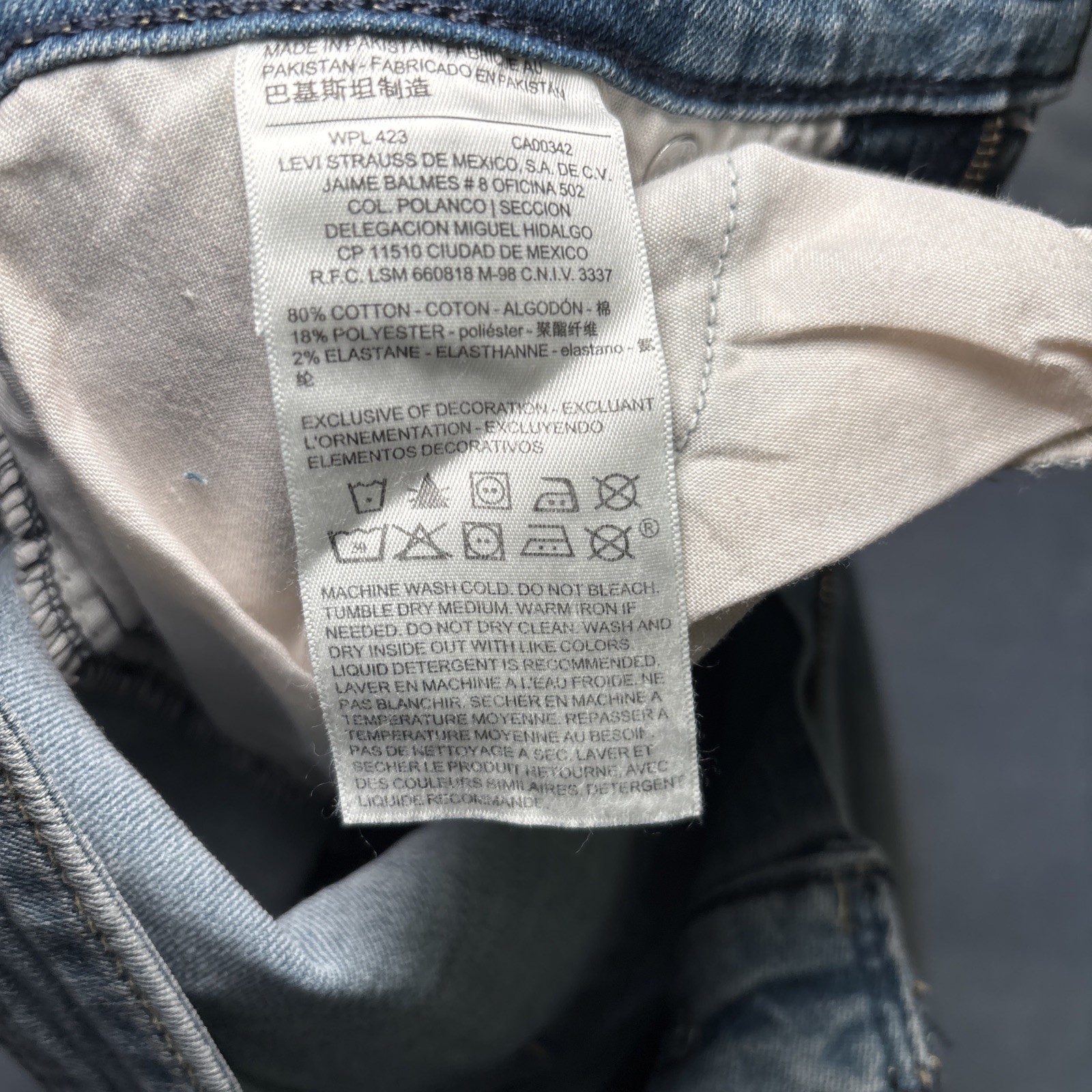 Levi's Women's Simply Stretch Mid Rise Skinny Shorts Size 12 thumbnail 8