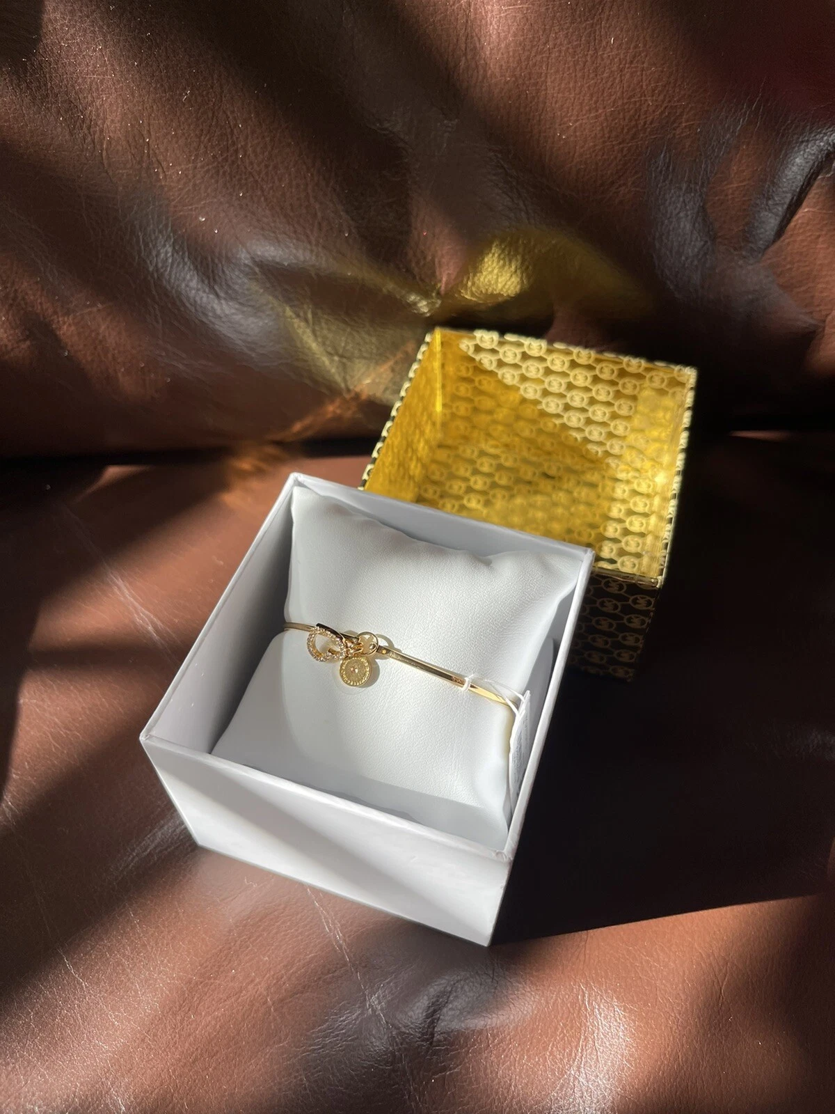 MICHAEL KORS 2 Ciondoli Logo Cuore Oro Gancio Occhio Cristallo Bracciale $99 Nuovo con etichette!