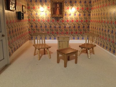 Puppenhaus 112. Holzschrank zwei Stühle und kleiner Tisch