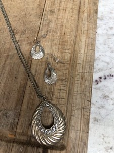 18 Inch Gold/silver Necklace With Matching Pierced Earrings 