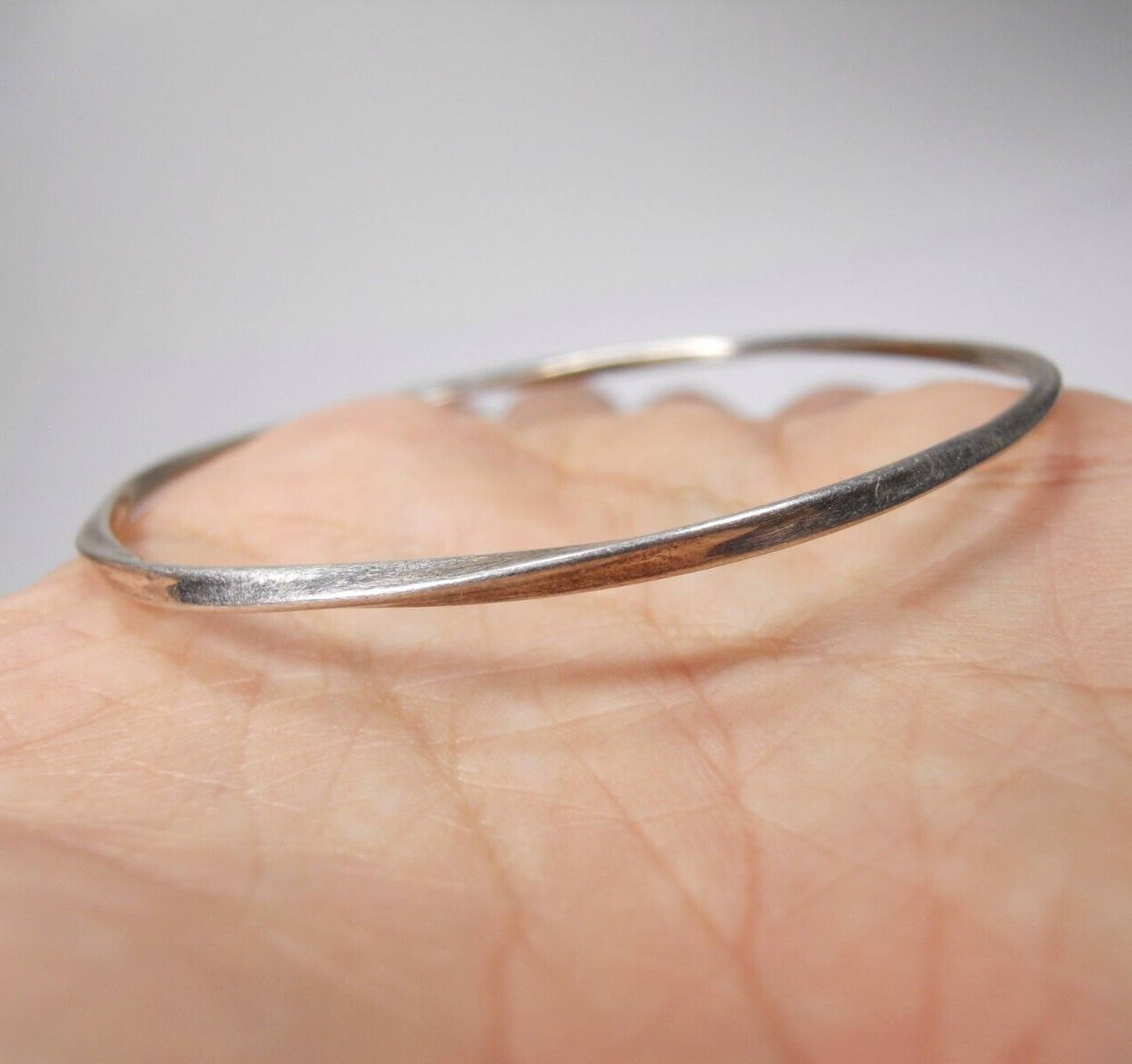 STACKABLE MODERN ROUND TWISTED DESIGN BANGLE 2.5m… - image 2