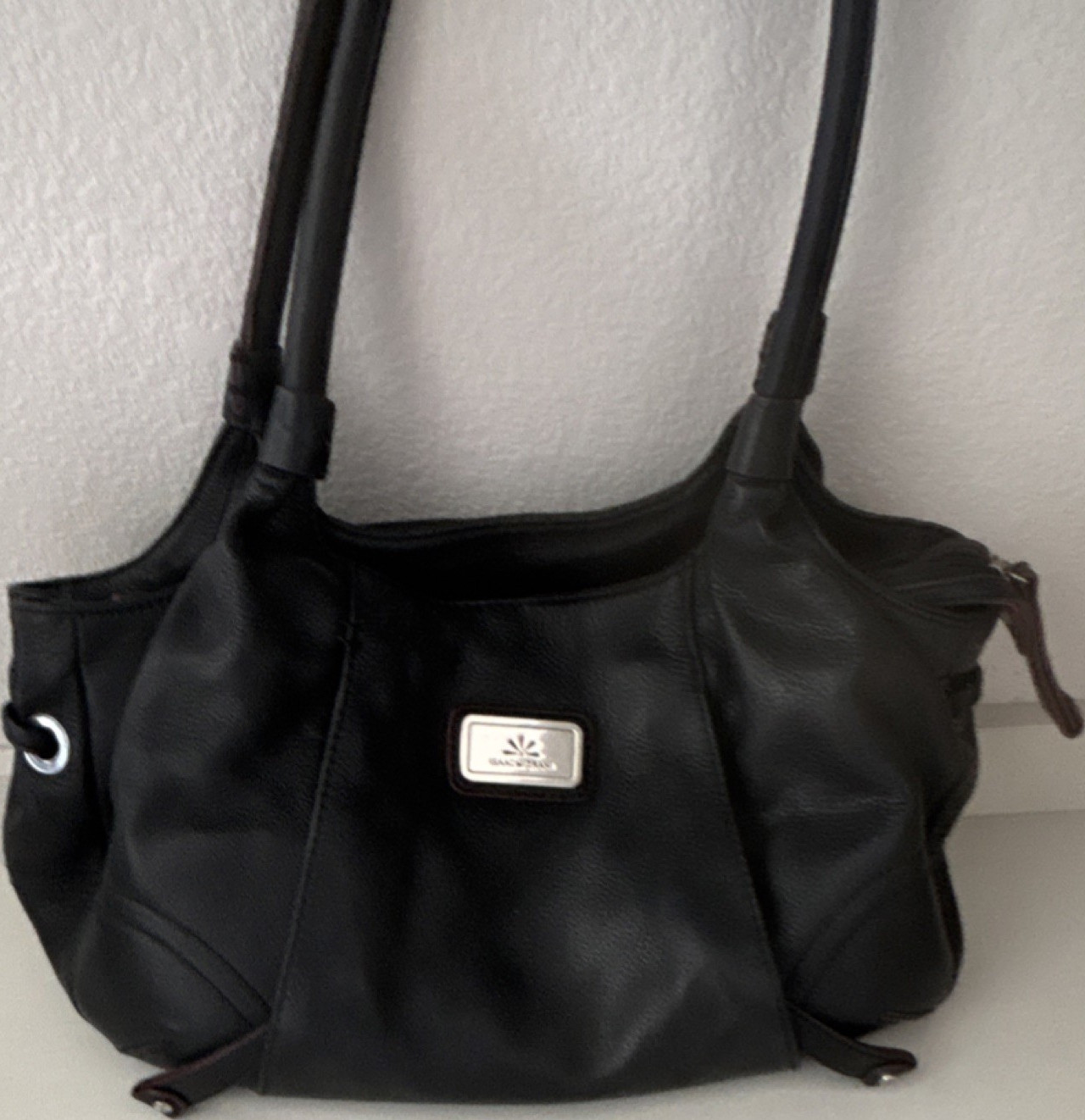 Isaac Mizrahi Black Leather Shoulder Bag Pink Lining Logo Plaque Zipper