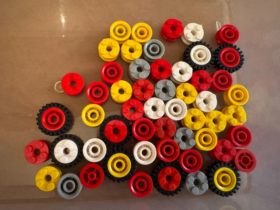 Lote de pneus LEGO 1990 amarelo branco vermelho rodas estilo livre vermelho preto 2 x 2 furos - Imagem 2 de 2