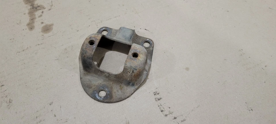 Soporte de montaje de tapa de torre de amortiguador Ford Mustang Mercury Cougar 1967-70 FOMOCO  Foto 4 de 4