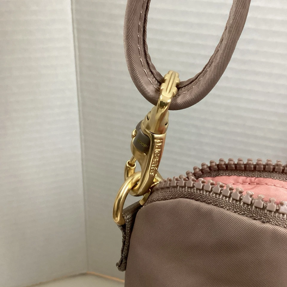 PACSAFE Metrosafe 20405. GII Anti-Theft Unisex Crossbody Shoulder Bag  Gray - Image 4 of 4