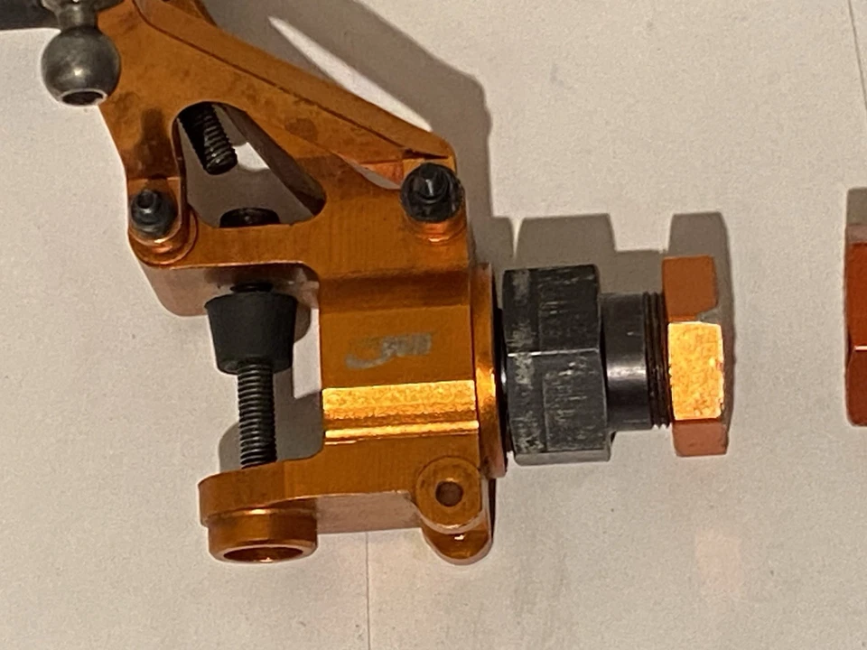 2 gebrauchte Kingmotor-Alu-Achsschenkel vorne,HPI-Baja-Rovan Baja 1:5-RC-Modelle - Bild 2 von 4