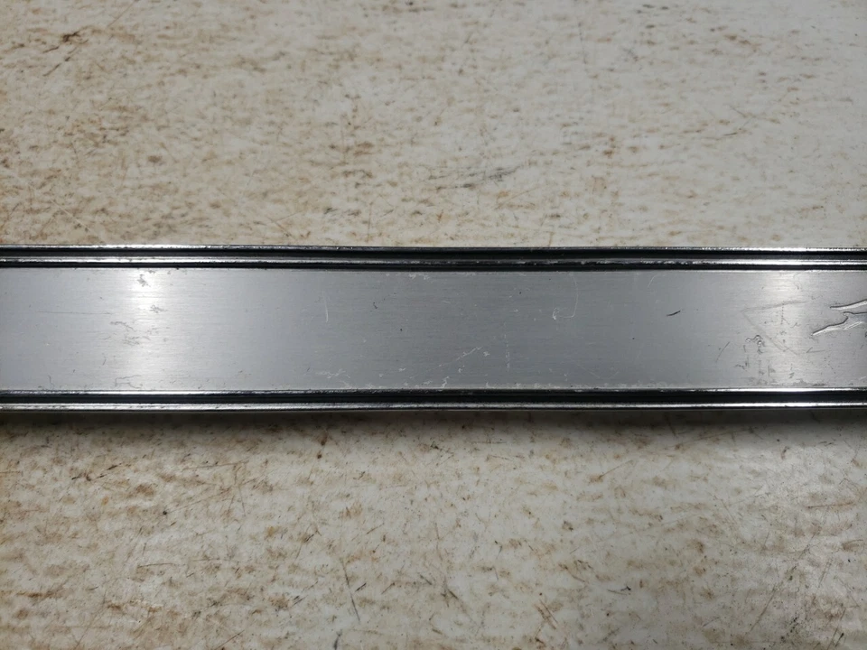 Chevrolet Impala 1968 original tablero inserción guantera emblema 3920350 Foto 4 de 4