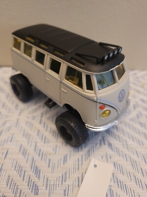 Maisto 1/40 Scale 4 x 4 Volkswagen VW Adventure Samba Bus New Van Lifted