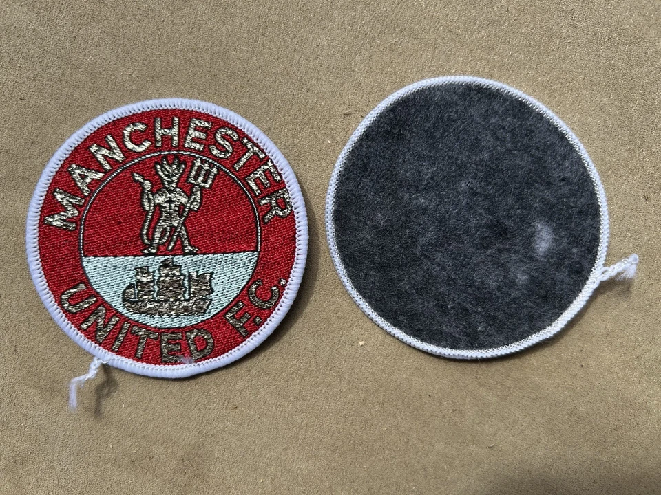MANCHESTER UNITED circular CLOTH Woven Badge Vintage and UNUSED  7cm diameter - image 3 of 3