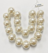 18 VINTAGE JAPANESE CULTURA PEARL ACRYLIC 20mm. SMOOTH ROUND BEADS 104A