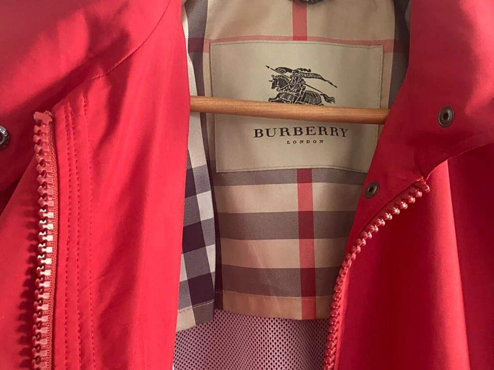 Impermeable Burberry rojo. Corte clásico. Talla EU34 Foto 2 de 4