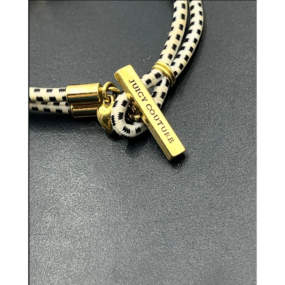 Pulseira elástica Juicy Couture cordão preto e branco tom dourado etiqueta de identidade - Imagem 3 de 4