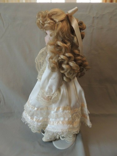 Collectible porcelain doll with beautiful dress in a base - Picture 5 of 12