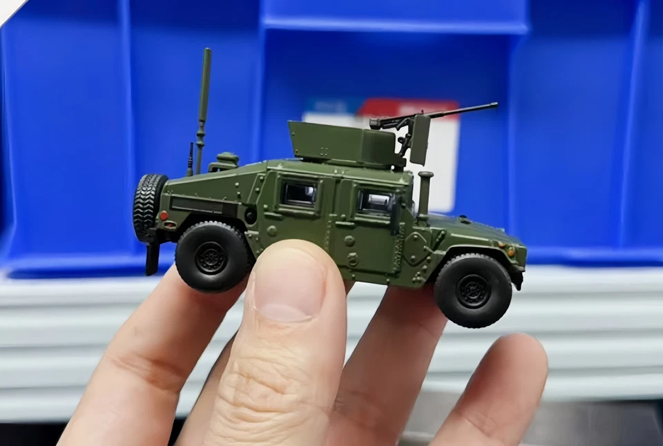 Modelo de veículo blindado de liga militar em escala 1/64, brinquedo de carro estilo Hummer camuflagem deserto - Imagem 2 de 4