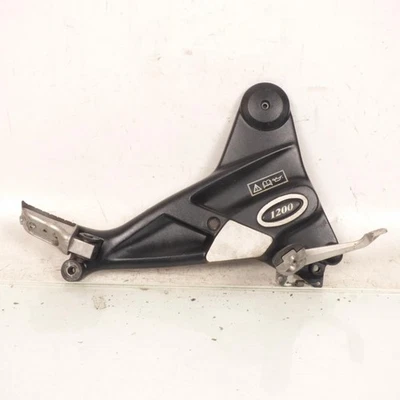 Platine de repose pied pilote droit origine pour Moto Triumph 1200 Trophy - Photo 1/2