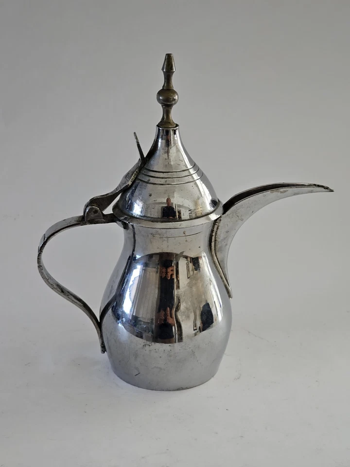 Cafetera Dallah árabe islámica árabe de latón de Oriente Medio plato de plata Foto 3 de 4