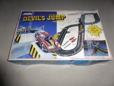 ARTIN DEVILS JUMP ROAD RACING SET SLOT CARS VINTAGE 10091 TRACK BATTERY OPERATED