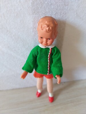 Caco Biegepuppe Junge in grünem Pullover Puppenhaus Puppenstube 70er Jahre M1:12