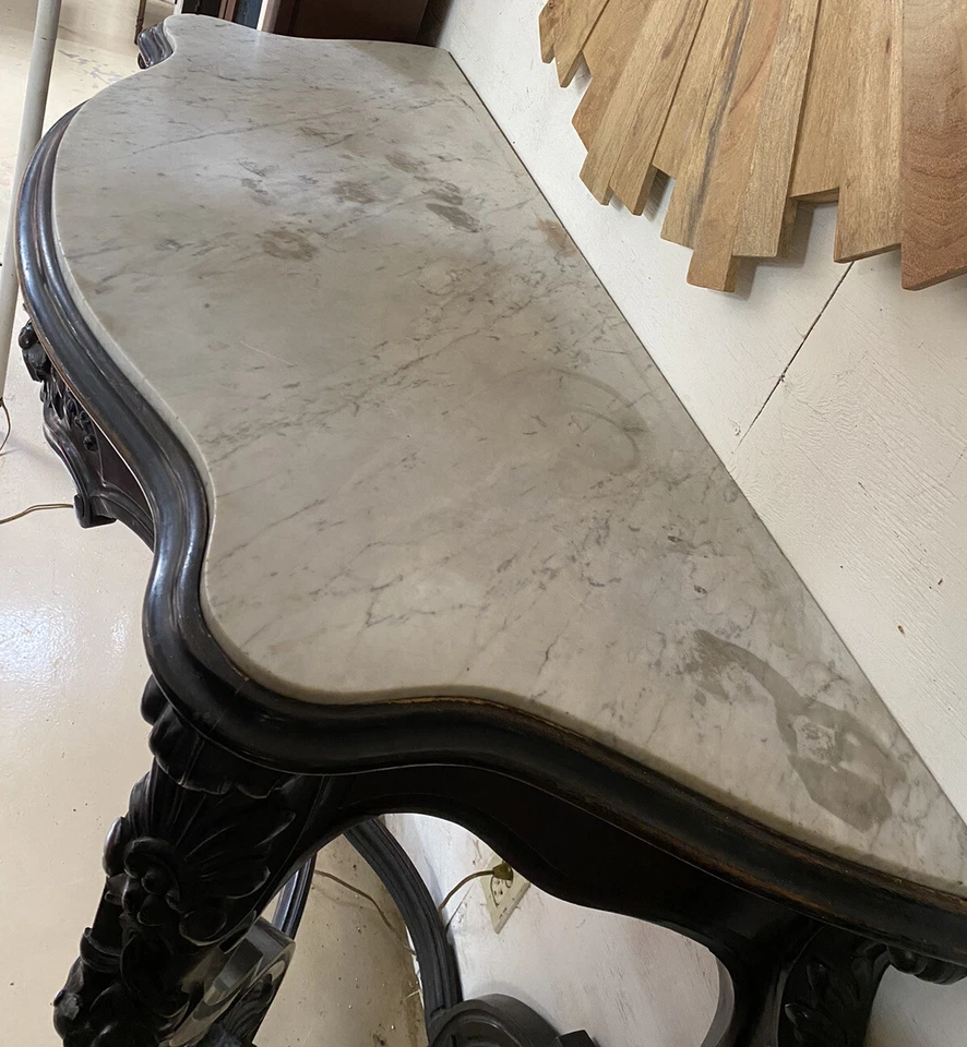 Antigua mesa consola francesa Luis XV ebonizada con tapa de mármol blanco Foto 4 de 4